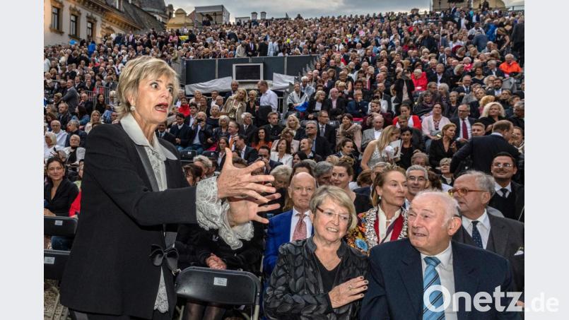 Gloria Fürstin von Thurn und Taxis steht vor der Eröffnung der Thurn-und-Taxis-Schlossfestspiele im vergangenen Jahr im Innenhof des Fürstenschlosses St. Emmeram neben Günther Beckstein (CSU). Dieses Jahr fallen die Festspiele aus. Bild: Armin Weigel/dpa