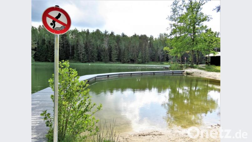 Bisher ist auf der Kipp bei den Waldseen in Wiesau lediglich ins Wasser springen vom Steg aus verboten, aus nicht von Corona abhängigen, normalen Sicherheitsgründen. Schwimmen sei weiterhin erlaubt, sagt Bürgemeister Toni Dutz. Einen normalen Badebetrieb mit geöffnetem Kiosk und Nutzung der Liegewiese stimmt er vorerst nicht zu. Er wolle den Kollegendamit nicht in den Rücken fallen damit, sagt Dutz. Bild: ubb
