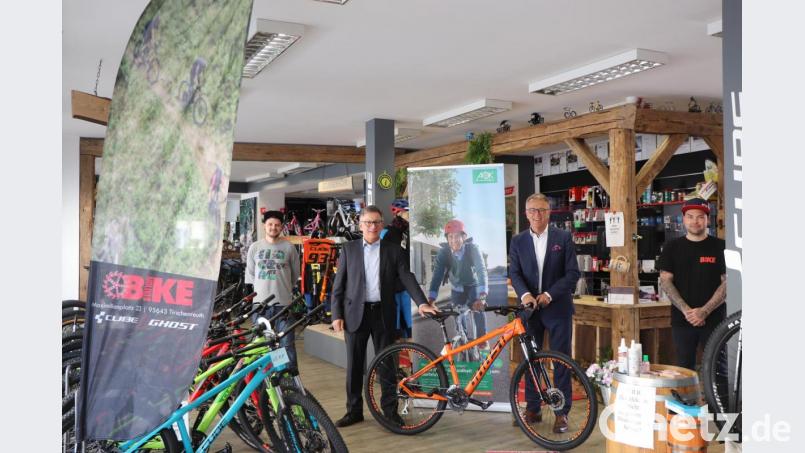 Auf den Start freuen sich (von links): Stefan Mauerer von der Bikestation Tirschenreuth, AOK-Direktor Klaus Lill, Bürgermeister Franz Stahl und Christian Mauerer. Bild: vlu