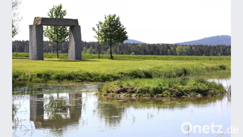 &quot;Stonehenge in Kulz&quot; wurde von über 200 Leuten ohne Maschinenhilfe nur mit Muskelkraft errichtet. Bild: akp