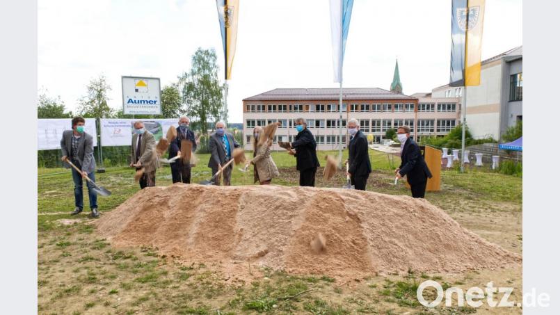 Den Spaten beim obligatorischen Spatenstich nahmen (von rechts) &quot;Gastro&quot;-Geschäftsführer Hans Donko, Bürgermeister Johannes Reger, Regierungspräsident Axel Bartelt, Rektorin Sabine Graser, stellvertretender Landrat Günther Kopp, Bürgermeister Werner Prucker aus Reuth, Zweiter Bürgermeister Herbert Mattes aus Krummennaab und Bauunternehmer Stefan Aumer. Bild: JOCHEN NEUMANN 
ERBENDORF