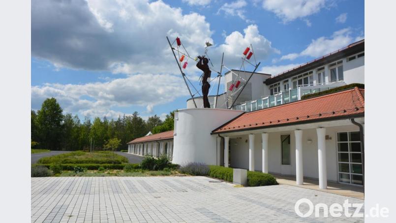 Einladend präsentiert sich die Kurpromenade am unteren Ende des Kurmittelhauses. Das Sibyllenbad hat in den vergangenen Jahren hier mächtig investiert. Bleibt zu wünschen, dass auch bald wieder Menschen und Gäste hier an der Südseite des Hauses zu sehen sind. Bild: jr