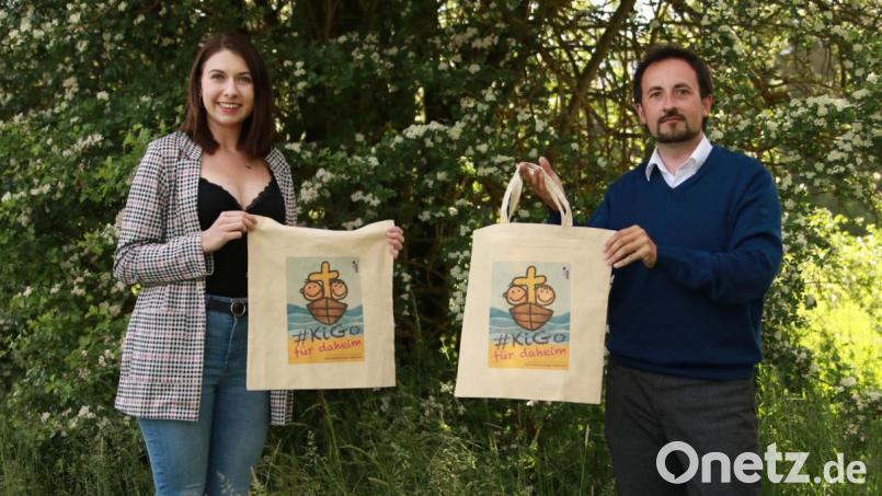 Corinna Bader und Pfarrer Stefan Fischer hatten in Hirschau die Idee mit der Kindergottesdiensttüte. Bild: wku