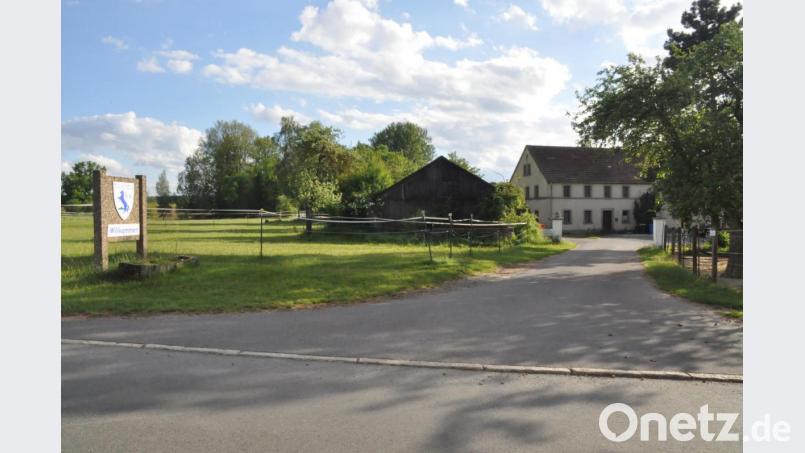 Der Reitclub am Kulm muss das Dach der Reithalle (Mitte) sanieren. Die Gemeinderat sprach sich dafür aus, die Maßnahme mit 6200 Euro zu bezuschussen. Bild: ak