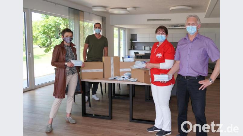 von links: Maria Schmidt, die Leiterin der Unternehmenskommunikation der Flosser Nexans autoelectric Gmbh übergibt an Stefan Reber sowie an Regina und Reinhold Bäumler von Gratus Manus in den Räumen der neuen Tagespflege insgesamt 3000 Einfach-OP-Masken Bild: fvo