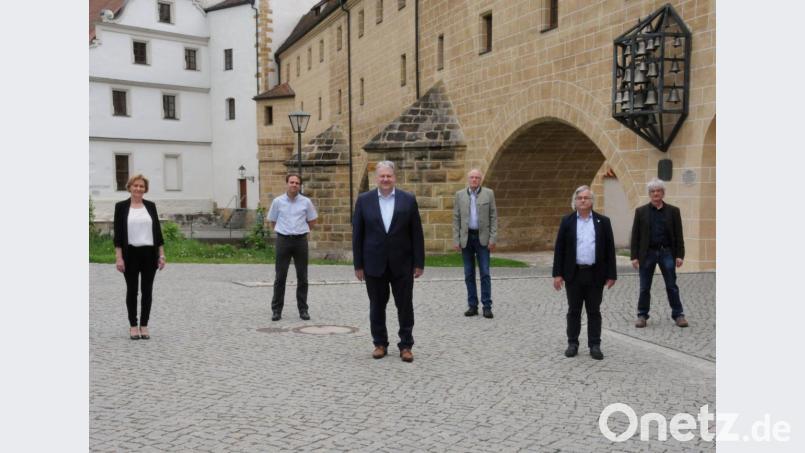 Landrat Richard Reisinger (Dritter von links) bedankt sich bei den Schwerpunkt- und Heimärzten im Landkreis (von links): Dr. Gertraud Weigert, Dr. Alexander Seidl (beide Gemeinschaftspraxis Dr. Althammer und Kollegen), Dr. Ulrich Jung, Versorgungsarzt Dr. Michael Scherer und Heimarzt Dr. Karl Schellenberger. Bild: Christine Hollederer/exb