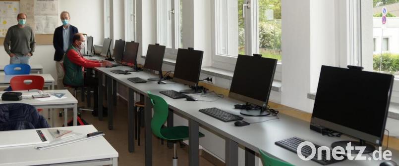 Nicht ohne Stolz präsentierte Konrektor Rudolf Schneider (Mitte) zusammen mit den zuständigen Lehrkräften die neu angeschafften All-in-One-PCs, bei denen das Laufwerk im Monitor integriert ist. Mit 38 Stück dieser Geräte wird der dritte Computerraum an der Doktor-Eisenbarth-Mittelschule bestückt. Bild: weu