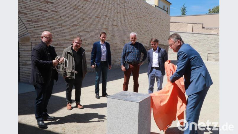 Bürgermeister Franz Stahl (rechts) enthüllt den neuen Stadtbaustein an der ehemaligen Fronfeste. Mit im Bild (von links) Architekt Peter Brückner, Architekt Falk Leopold, Stellvertretender Stadtkämmerer Harald Eckstein, Stadtkämmerer August Trißl und Stadtbaumeister Andreas Ockl. Bild: vlu