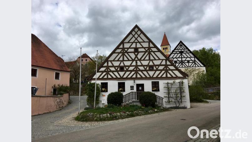 Illschwang gibt ein echtes Postkartenmotiv ab. Der Dorfplatz ist geprägt von fränkischem Fachwerk. Bild: gri