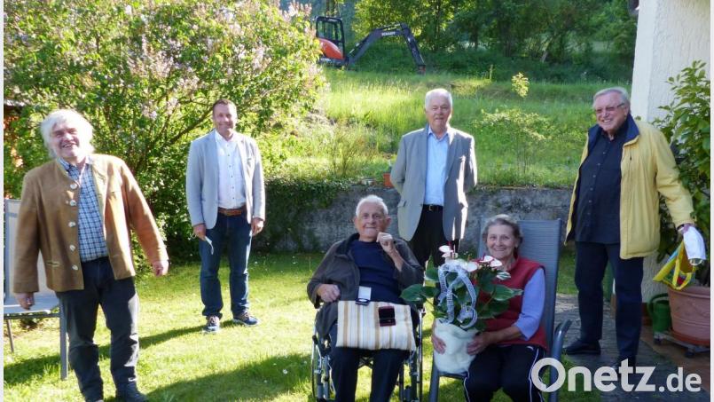 Ludwig Söllner (sitzend, mit seiner Frau Berta) bekam die Willi-Brandt-Medaille in Silber der SPD und die Goldene Ehrennadel der Arbeiterwohlfahrt verliehen. Gernot Meier, Uwe Bergmann, Reinhold Strobl und Hermann Kucharski (stehend, von links) freuten sich über die langjährige Treue des Mitglieds und gratulierten zum Geburtstag. Bild: jp