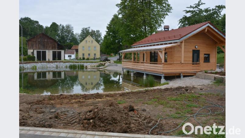 Mit zwei neuen Spielgeräten wird der neue Dorfmittelpunkt in Pechofen aufgewertet. Der Bauausschuss gab am Montagabend grünes Licht für die Anschaffung eines Klettergerüst und eines Wasserspielgerätes, beides soll in der Nähe des Gemeinschaftshauses aufgestellt werden. Bild: jr