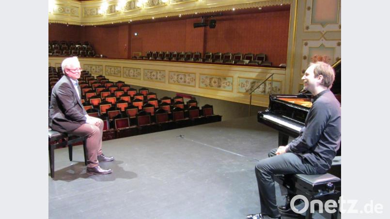 Pianist Herbert Schuch (rechts) und Kulturreferent Fabian Kern beim ebenfalls aufgezeichneten Pausengespräch. Bild: aks