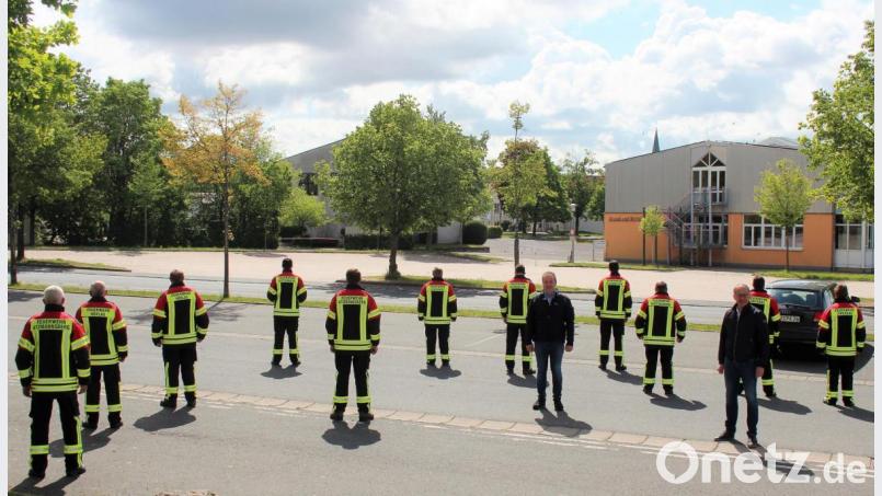 Die Kommandanten der Ortsfeuerwehren verwandelten den Übergabetermin der neuen Schutzausrüstung mit Bürgermeister Roman Schäffler und dem Kemnather Kommandanten Peter Denz in eine kleine "Modenschau". Bild: stg