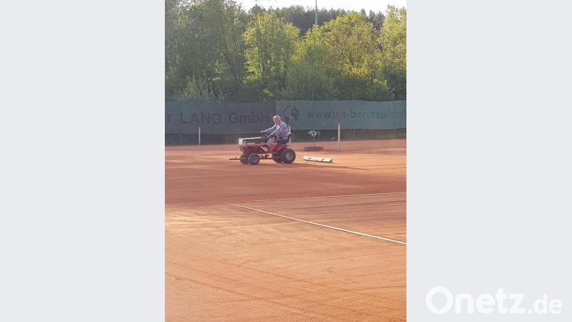 Der neue Traktor der Abteilung Tennis (auf dem Bild Peter Müller). Bild: TuS Schnaittenbach, Tennisabteilung/exb