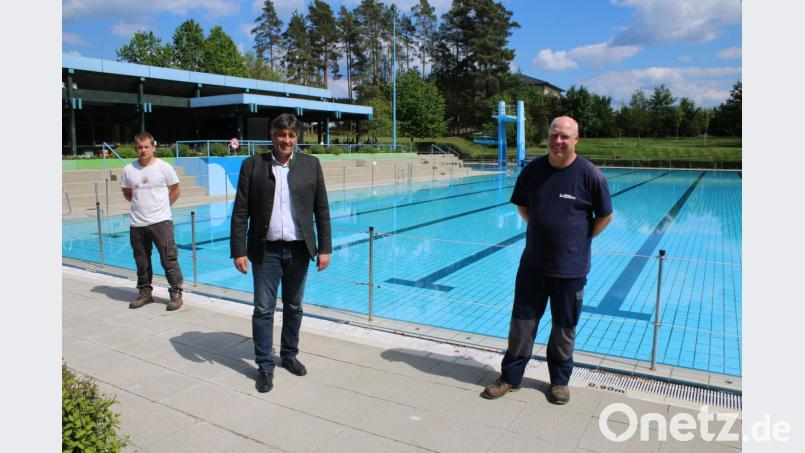 Rettungschwimmer René Wächter, Bürgermeister Edgar Knobloch, Bademeister und Betriebsleiter Stefan Potröck freuen sich, im Grafenwöhrer Waldbad die Badesaison am 8. Juni beginnen zu können. Bild: sne