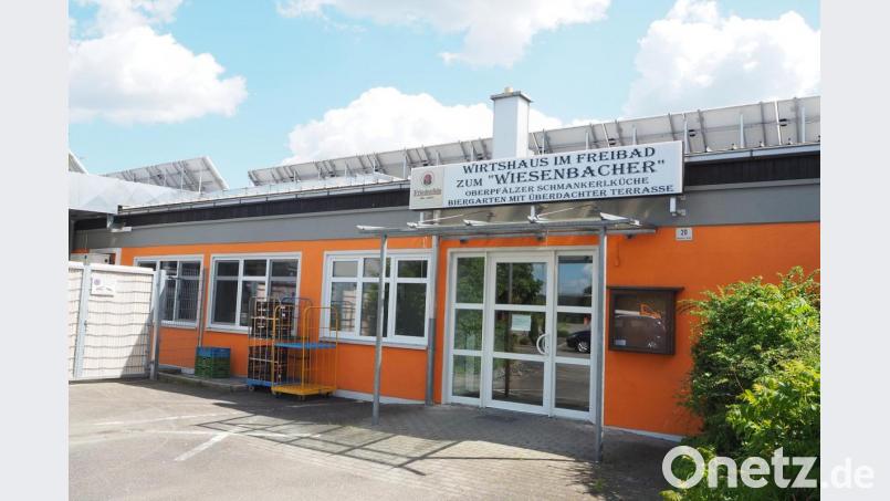 Die Krise durch Corona macht auch vor der Gastronomie im Freizeitzentrum nicht halt. Jetzt wird nach einer Lösung gesucht, um den neuen Pächter zu halten, der gerade erst loslegen wollte. Noch prangt über dem Eingang der Name des Vorgängers. Bild: bl