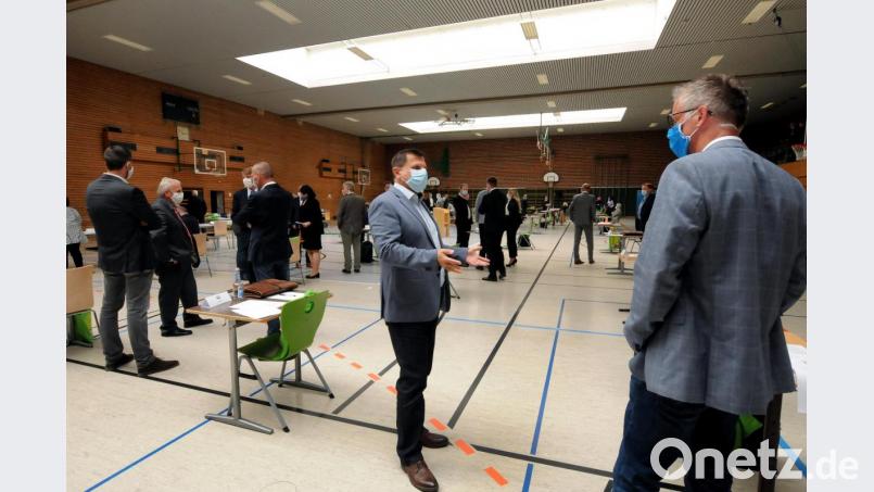 Vor Sitzungsbeginn in der Sporthalle der Krötensee-Mittelschule in Sulzbach-Rosenberg: Die Kreisräte bemühten sich um Abstand, trugen Nasen-/Mundschutz und versammelten sich allenfalls in Kleinstgruppen. Bild: Stephan Huber