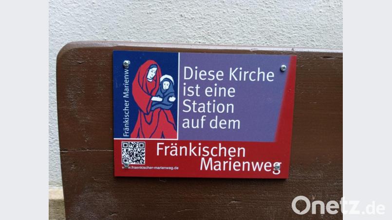 Dieses Schild weist darauf hin, dass eine Kapelle oder ein Gotteshaus zum Fränkischen Marienweg gehören. Bild: hzi