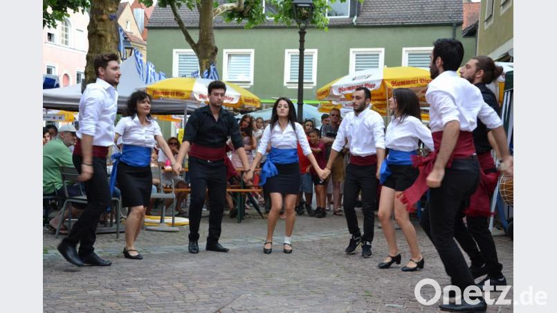 Griechische Tänzer sorgen während des Altstadtfestes am Schweinchenbrunnen für einen der Programm-Höhepunkte. Da sich der bayerisch-griechische Freundschaftsverein Philia aufgelöst hat, gehören Bilder wie dieses der Vergangenheit an. Bild: Thomas Kosarew