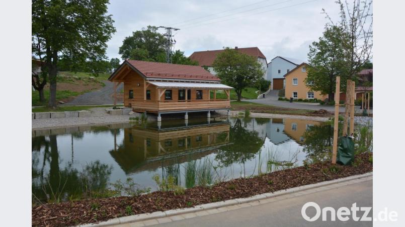 Mit zwei neuen Spielgeräten wird der neue Dorfmittelpunkt in Pechofen aufgewertet. Der Bauausschuss gab am Montagabend grünes Licht für die Anschaffung eines Klettergerüst und eines Wasserspielgerätes, beides soll in der Nähe des Gemeinschaftshauses aufgestellt werden. Bild: jr