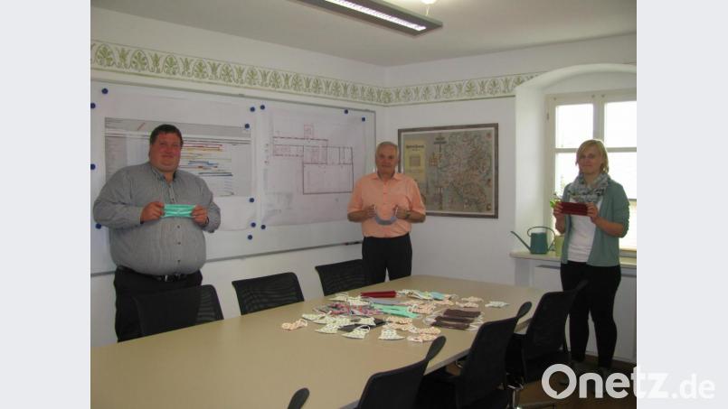 Verwaltungsfachangestellter Georg Redl, Bürgermeister Günter Kopp und Geschäftsleiterin Kathrin König (von links) mit einigen der eingesammelten Schutzmasken. Bild: exb