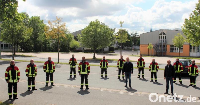 Die Kommandanten der Ortsfeuerwehren verwandelten den Übergabetermin der neuen Schutzausrüstung mit Bürgermeister Roman Schäffler und dem Kemnather Kommandanten Peter Denz in eine kleine "Modenschau". Bild: stg