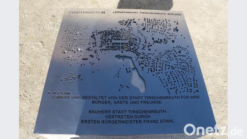 Auf dem Stadtbaustein findet man eine grobe Orientierung, wo man sich befindet. Der Standort ist auf der Messingplatte hell hervorgesetzt. Bild: vlu