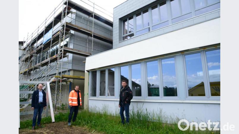 Geschäftsleiter Günter Gschwindler, Bauamtsleiter Uli Rupprecht und Bürgermeister Rainer Rewitzer (von links) sind mit der energetischen Sanierung der Zottbachtalgrundschule zufrieden. Bürgermeister Rainer Rewitzer lobt besonders den optischen Anblick des Schulgebäudes. Das Gerüst (im Hintergrund) wird in den nächsten Tagen abgebaut. Bild: bey