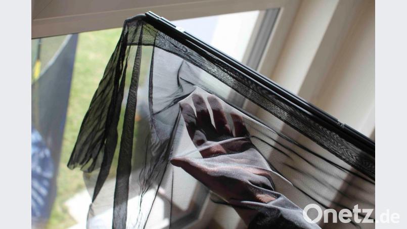 Wirksamen Insektenschutz an den Fenstern anzubringen, geht heute mit geringem Aufwand und nahezu ohne Werkzeug. Bild: djd/gardella-home.com