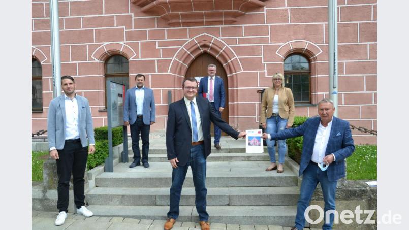 Zwar halten sie wegen Corona Abstand, doch inhaltlich wollen die Vertreter von CSU/JU und SPD im Stadtrat künftig zusammenarbeiten. Achim Bender, Bettina Moser, Bürgermeister Michael Göth, Patrick Fröhlich, Günter Koller und Florian Bart (von links) stehen hinter der gemeinsamen Kooperationsvereinbarung. Bild: Tobias Gräf