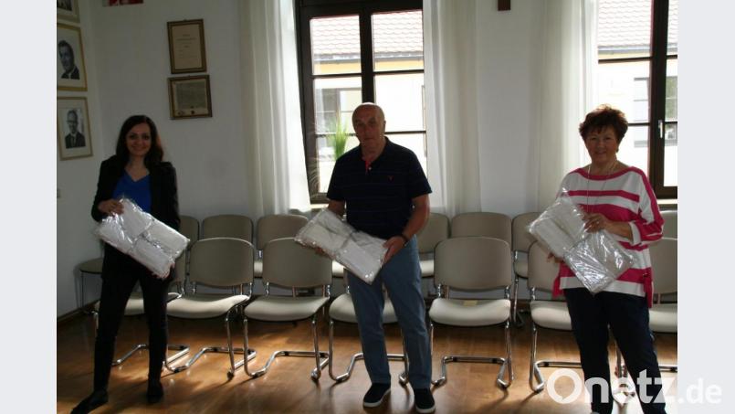 Im Bild von links Bürgermeisterin Margit Bayer und die Seniorenbeauftragten Gerhard Weber und Carmen Altermann mit einem Teil der zur Verfügung gestellten Schutzmasken. Bild: fpoz