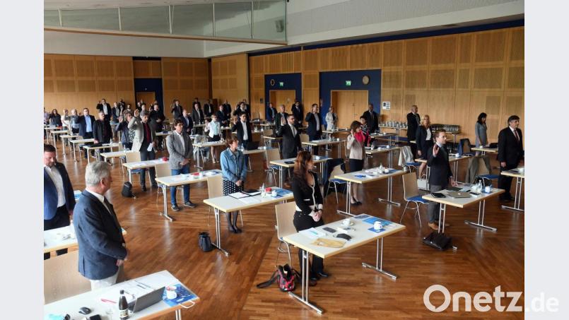 Die erstmals Gewählten müssen bei der konstituierenden Sitzung des Kreistags die Hand heben und die Eidesformel sprechen. Bild: Gabi Schönberger