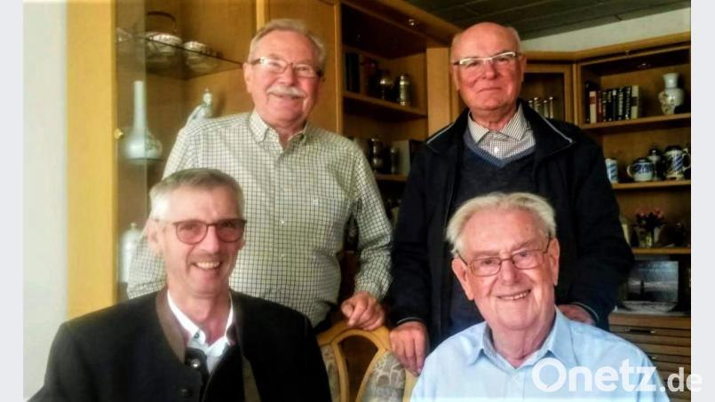 Der Verstorbene Franz Ries (sitzend, rechts) zusammen mit Wolfgang Falk (sitzend, links) vom Ehenfelder Männerchor und (stehend, von links) Wolfgang Köper und Günter Übelacker vom Männergesangsverein Hirschau bei seinem 90. Geburtstag im vergangenen Jahr. Bild: fdl