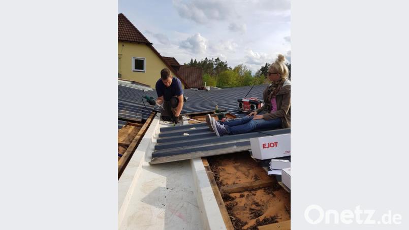 Erneuerung des Daches mit Mathias Bundszus und Rosa-Maria Hüttner. Bild: TuS Schnaittenbach, Tennisabteilung/exb