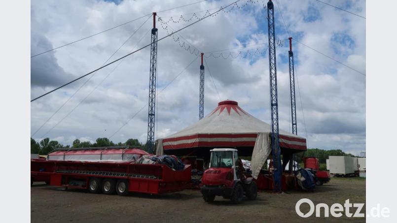 Das Bild täuscht. Der &quot;Moskauer Zirkus&quot; hat nur wegen der Windböen am Sonntag teilweise abgebaut. Bild: Kunz