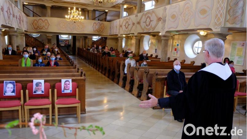 Einen familienfreundlichen Gottesdienst gestaltet das KiGo-Team mit Pfarrer Wilfried Römischer in der Pfarrkirche St. Johannes Baptista als Ersatz für das ausgefallene Gemeinde- und Kindergartenfest. Bild: le