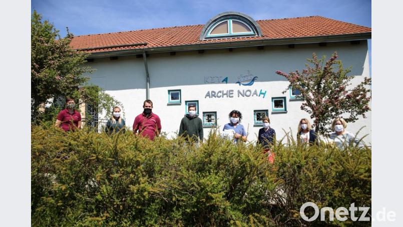 Die Kindergartenleiterin Klaudia Meindl (Vierte von rechts) freute sich sehr über die Spende der Haselmühler Feuerwehr. Bild: egl