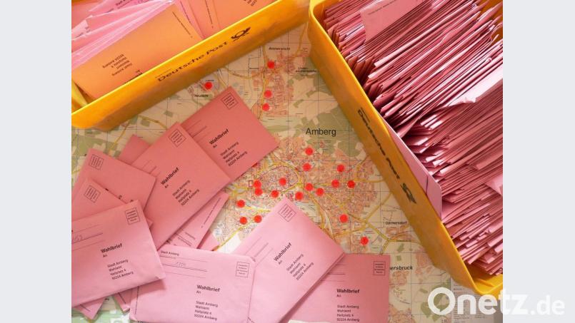 Zur Kommunalwahl fluteten die Briefwahl-Kuverts das Amberger Wahlamt. Dieses Mal trug auch der Beginn der Coronakrise zur hohen Zahl von Briefwählern bei. Bild: Petra Hartl