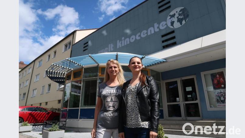 Evelyn und Lisa Nadler freuen sich auf den Start in die Kinosaison nach Corona am 15. Juni. Am Wochenende zeigen sie fünf Filme im Windischeschenbacher Autokino. Bild: Kunz