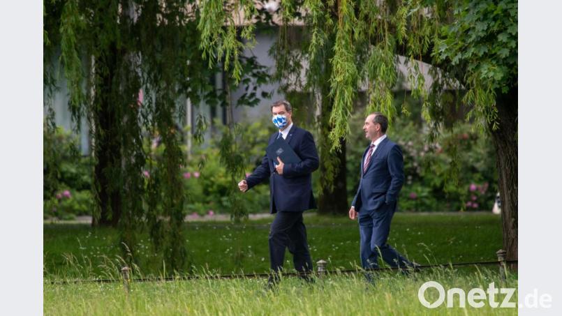 Markus Söder (links/CSU) und Hubert Aiwanger (Freie Wähler) gehen nach der bayerischen Kabinettssitzung gemeinsam zu einer Pressekonferenz durch den Hofgarten. Bild: Peter Kneffel/dpa