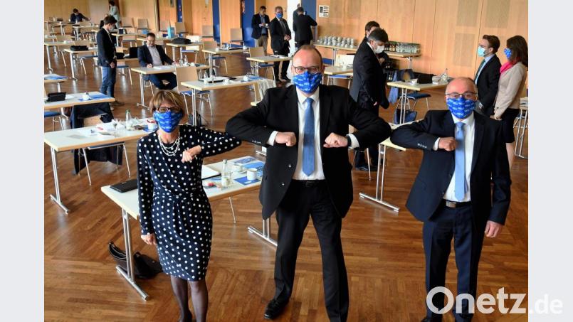Dieser Ellenbogengesellschaft steht ihre Aufgabe ins Gesicht geschrieben. Landrat Andreas Meier (Mitte) und seine Stellvertreter Albert Nickl und Margit Kirzinger posieren mit NEW-Masken. Bild: Gabi Schönberger