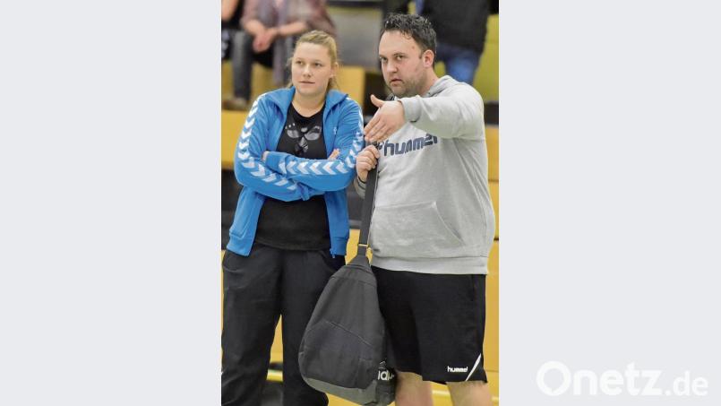 Christof Heiduk (rechts) unterstützte Cheftrainerin Nadine Pohl zuletzt bei den Damen der HG Amberg als Co-Trainer. Ab kommender Saison ist er Trainer der BOL-Herren der HSG Nabburg/Schwarzenfeld. Bild: zg