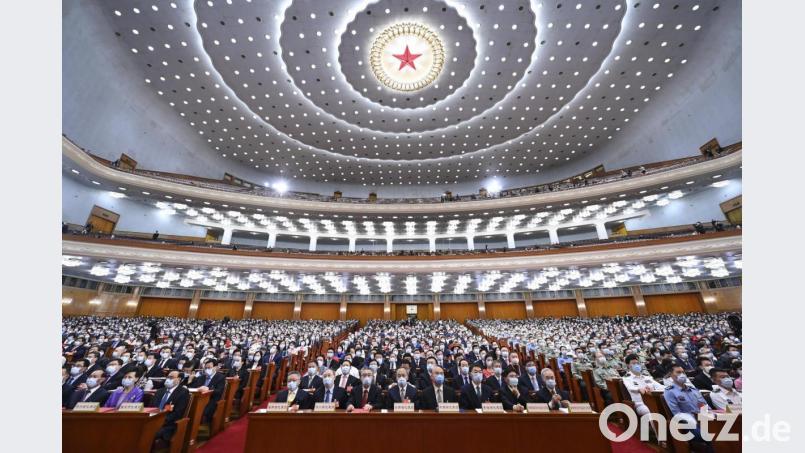 Die Teilnehmer der Abschlusssitzung des Nationalen Volkskongresses sitzen in der Großen Halle des Volkes. Bild: Shen Hong/XinHua/dpa