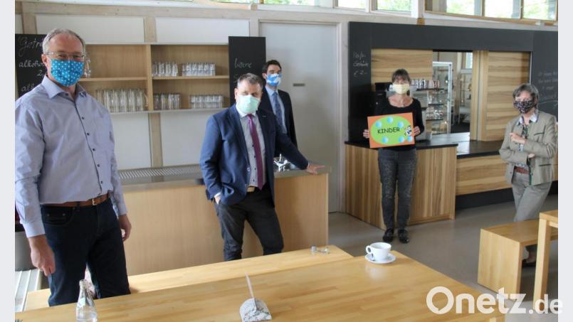 Frank Holzförster (von links), Karlheinz Budnik, Stephan Oetzinger, Andrea Mack und Christina von Seckendorff stellen die kommenden Familien-Veranstaltungen in der wiedereröffneten Cafeteria bei Mindestabstand und Mund-Nase-Schutz vor. Bild: fsb