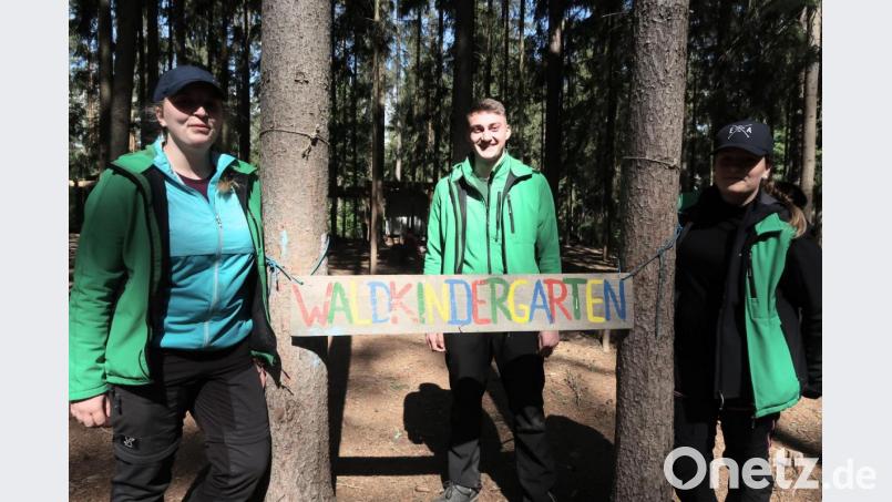 Sabrina Schwabl (links) und ihre Helferinnen und Helfer haben seit Montag wieder alle Hände voll zu tun, um die 42 Kinder im Waldkindergarten kurzweilig zu betreuen. Bild: Kunz