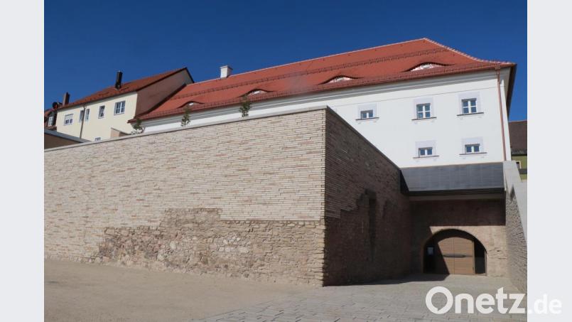 Deutlich erkennbar sind die historischen Bausteine an der Fassade. Der Eingang rechts führt zum historischen Gewölbekeller, der sich direkt unter dem Lernstandort befindet. Bild: vlu