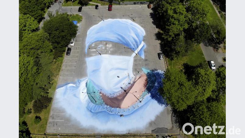 Der Künstler Jorge Rodriguez-Gerada arbeitet an einem 20.000 Quadratfuß großen Kunstwerk, das er nahe des Queens Museum und des USTA Billie Jean King National Tennis Center auf den Boden malt. Das Gemälde stellt einen Mitarbeiter des Gesundheitswesens dar und soll denjenigen gedenken, die in der Corona-Krise ihr Leben verloren haben, insbesondere Angehörige von Minderheiten, die im Gesundheitswesen arbeiten. Bild: Seth Wenig/dpa