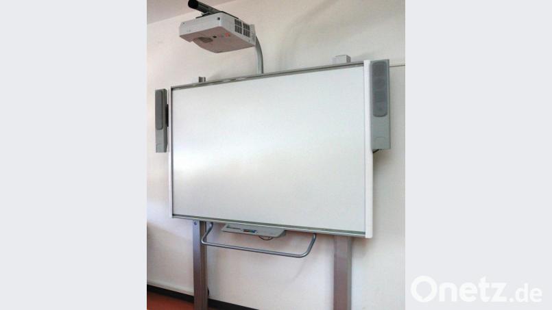 Auch moderne Whiteboards, die die konventionelle Tafel ablösen, stehen für den Unterricht zur Verfügung. Bild: weu