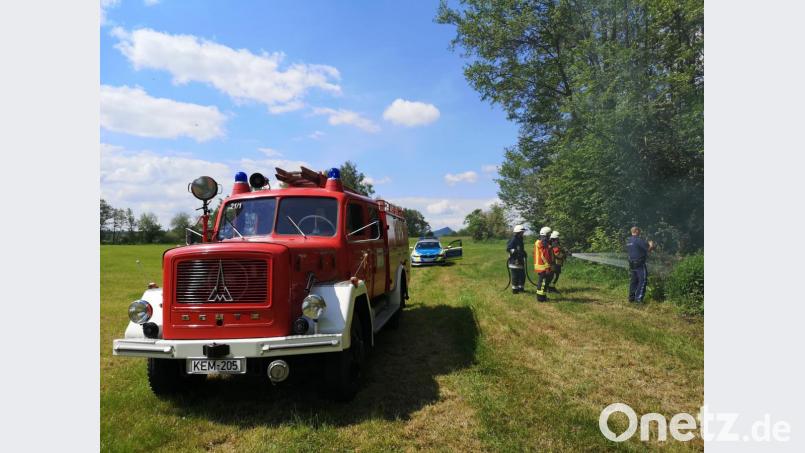 Um das Feuer zu löschen, setzte die Kemnather Feuerwehr ihren „alten“ Tankwagen ein. Bild: mde