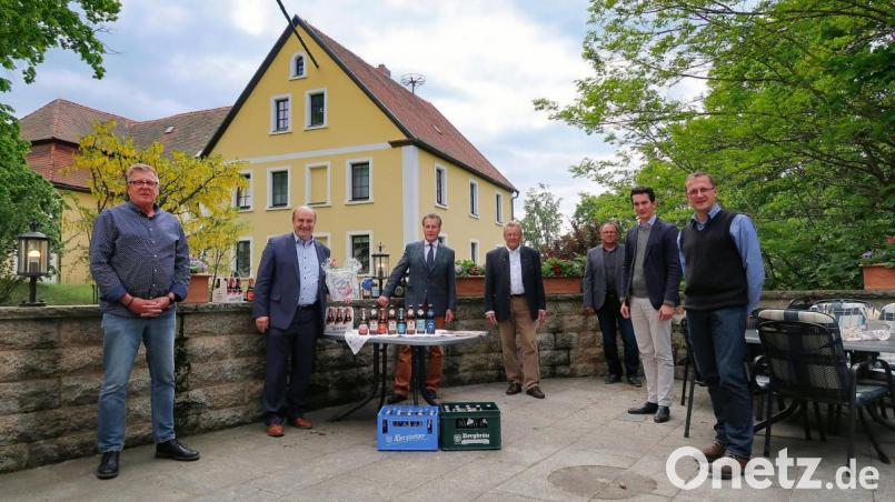 Obergäriges Bier aus dem Steinwald gibt es ab Juni im niedersächsischen Uslar, deren untergäriges Bier vertreibt dafür die Schlossbrauerei Friedenfels im Steinwald. Bergbräu-Geschäftsführer Jörg Tietz (von links), Bürgermeister Torsten Bauer aus Uslar, Freiherr Eberhard von Gemmingen Hornberg, Jochen Wendler, Helmut Radimerski, Freiherr Johannes von Gemmingen Hornberg und Schlossbrauerei-Braumeister Christian Mitterbauer stoßen auf die Kooperation an. Bild: bsc
